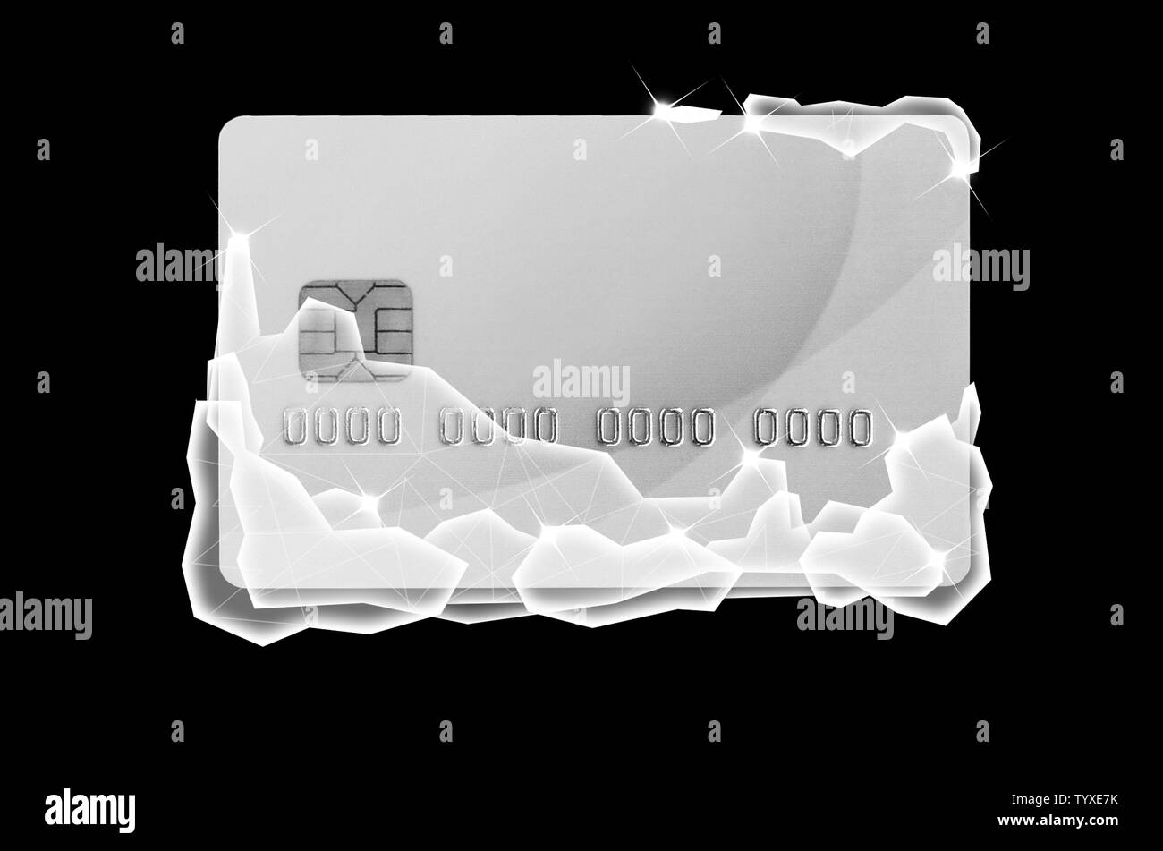 Gefrorene grau Kreditkarte in einem eisblöcke auf schwarzem Hintergrund isoliert. Das Konzept der Instant Einfrieren einer Kreditkarte oder Bankkonto für Sicherheit Stockfoto
