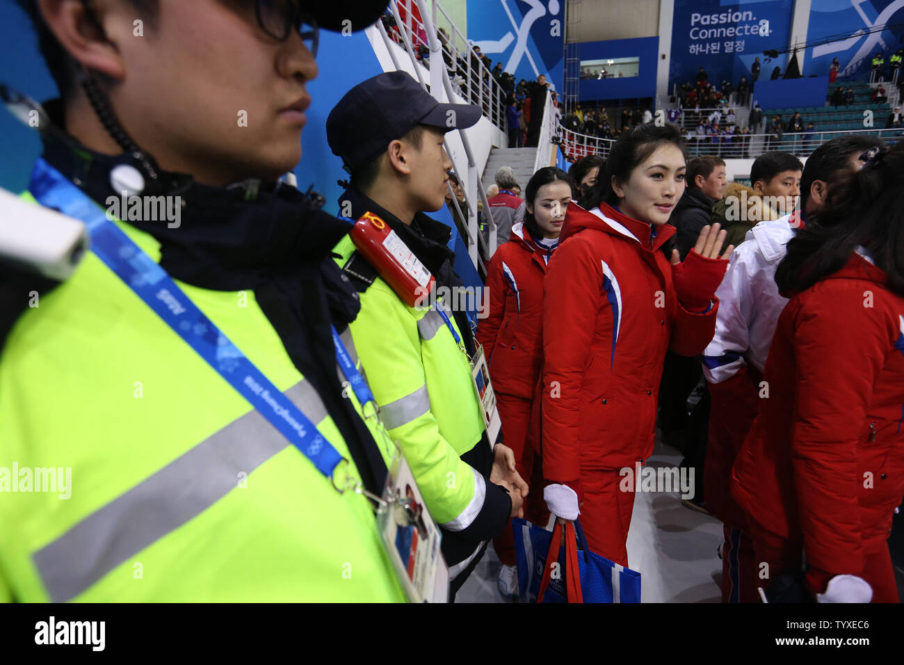 Nordkoreanische Cheerleadern kommen unter den wachsamen Augen der Koreanischen Polizei vor dem Eishockey Vorrunde der Frauen - Gruppe B Spiel zwischen Schweden und der gemeinsamen Nord- und Südkoreanischen Mannschaft an der Kwandong Hockey Centre in Tainan, Pyeongchang in Südkorea während der Olympischen Winterspiele 2018 Am 12. Februar 2018. Die gemeinsame Nord- und Südkoreanischen Eishockey Team zusammen als "Korea" unter der wiedervereinigten Flagge an den Olympischen Spielen teilgenommen. Foto von Andrew Wong/UPI...... Stockfoto