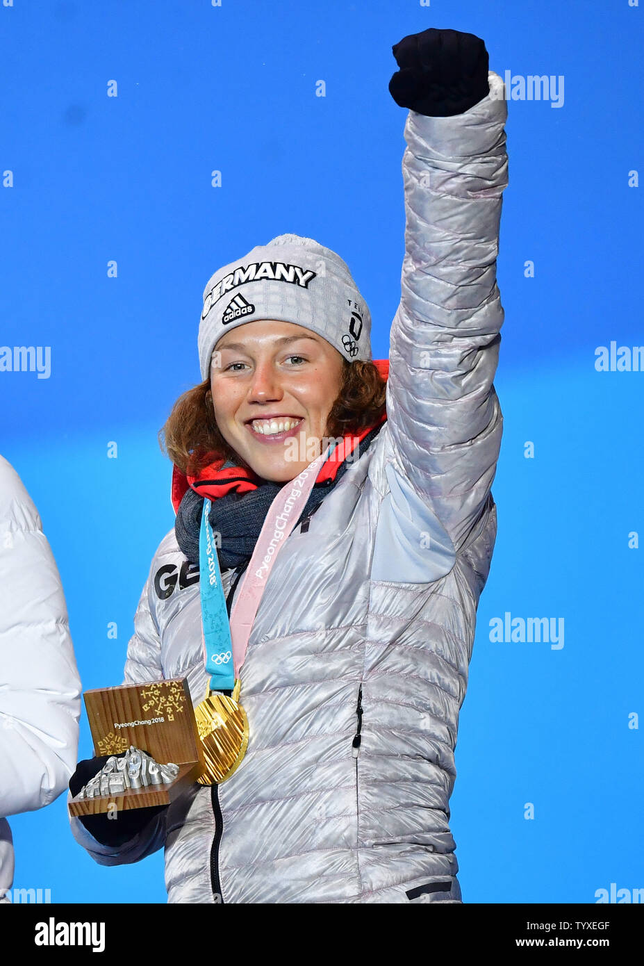 Gold medallist Deutschland Laura Dahlmeier feiert während der Siegerehrung für die 10 km Verfolgung Biathlon Frauen an der Plaza des Medaille während der Olympischen Winterspiele 2018 in Pyeongchang Pyeongchang, Südkorea, am 13. Februar 2018. Foto von Kevin Dietsch/UPI Stockfoto