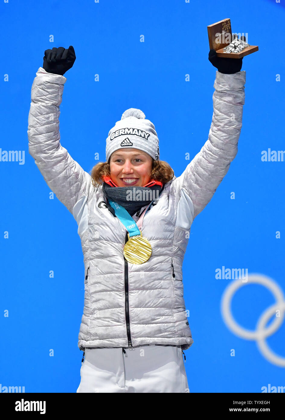 Gold medallist Deutschland Laura Dahlmeier feiert während der Siegerehrung für die 10 km Verfolgung Biathlon Frauen an der Plaza des Medaille während der Olympischen Winterspiele 2018 in Pyeongchang Pyeongchang, Südkorea, am 13. Februar 2018. Foto von Kevin Dietsch/UPI Stockfoto