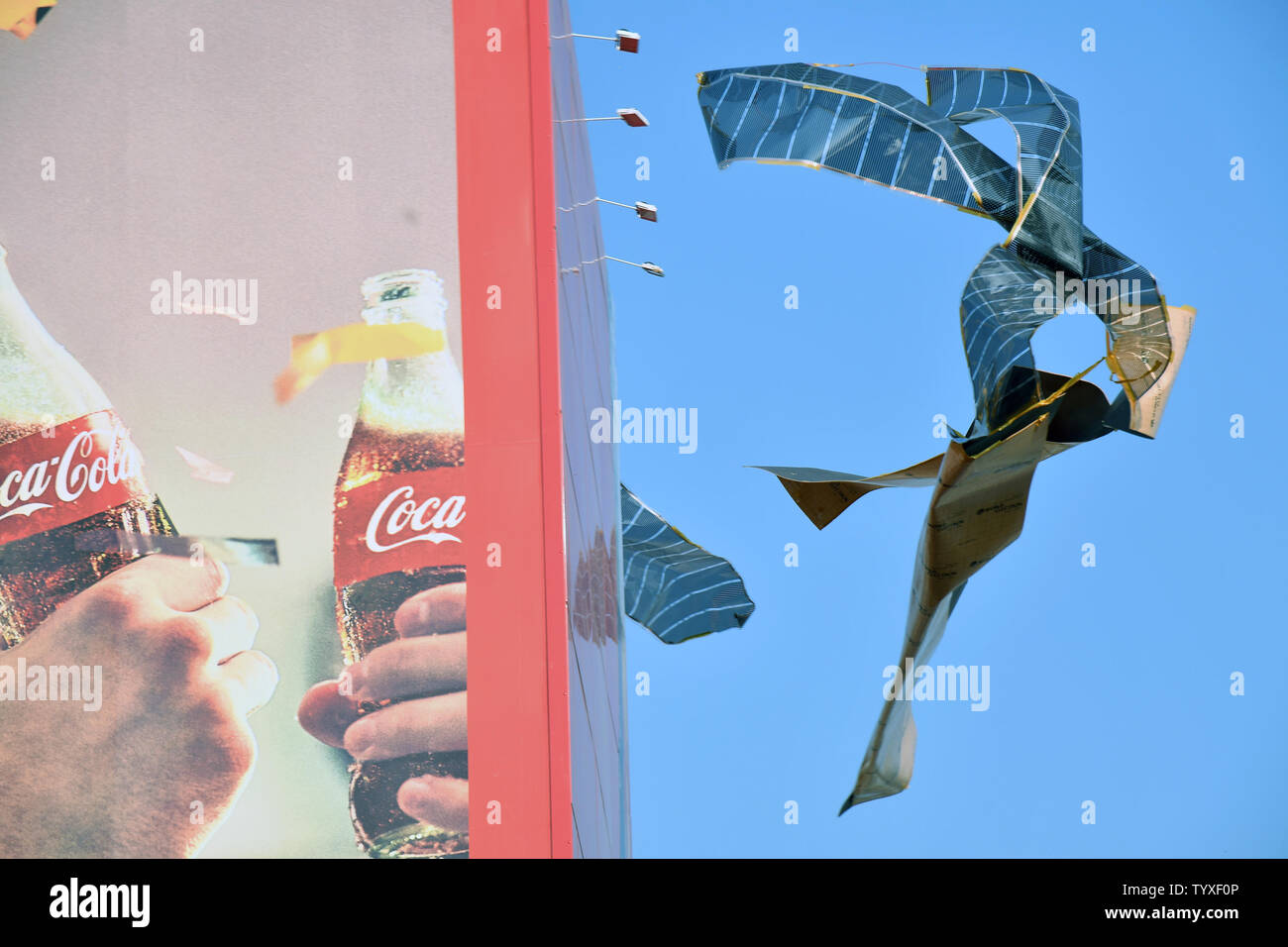 Solar Panels fliegen aus den Coca-cola Haus bei den Olympischen Park, nachdem starke Winde durch die Region, die die Pyeongchang 2018 Winter Olympics fegte, in Tainan, Südkorea, am 14. Februar 2018. Foto von Richard Ellis/UPI Stockfoto