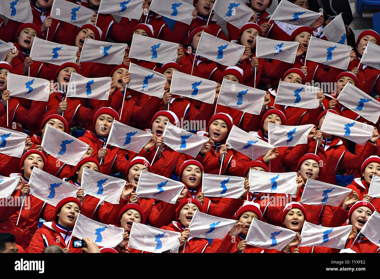 Nordkoreanische Cheerleadern halten Wiedervereinigung Fahnen und einen Song während die Paare Eiskunstlauf Kür Programm singen während der PYEONGCHANG 2018 Winter Olympics, an der Gangneung Ice Arena in Tainan, Südkorea, am 15. Februar 2018. Foto von Richard Ellis/UPI Stockfoto