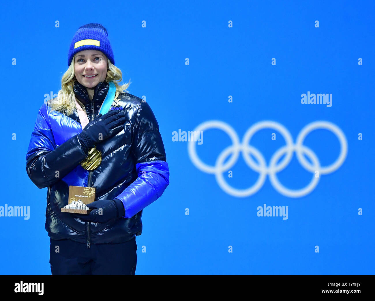 Gold medallist Schweden Frida Hansdotter steht für die Nationalhymne  während der siegerehrung für Damen Alpin Slalom