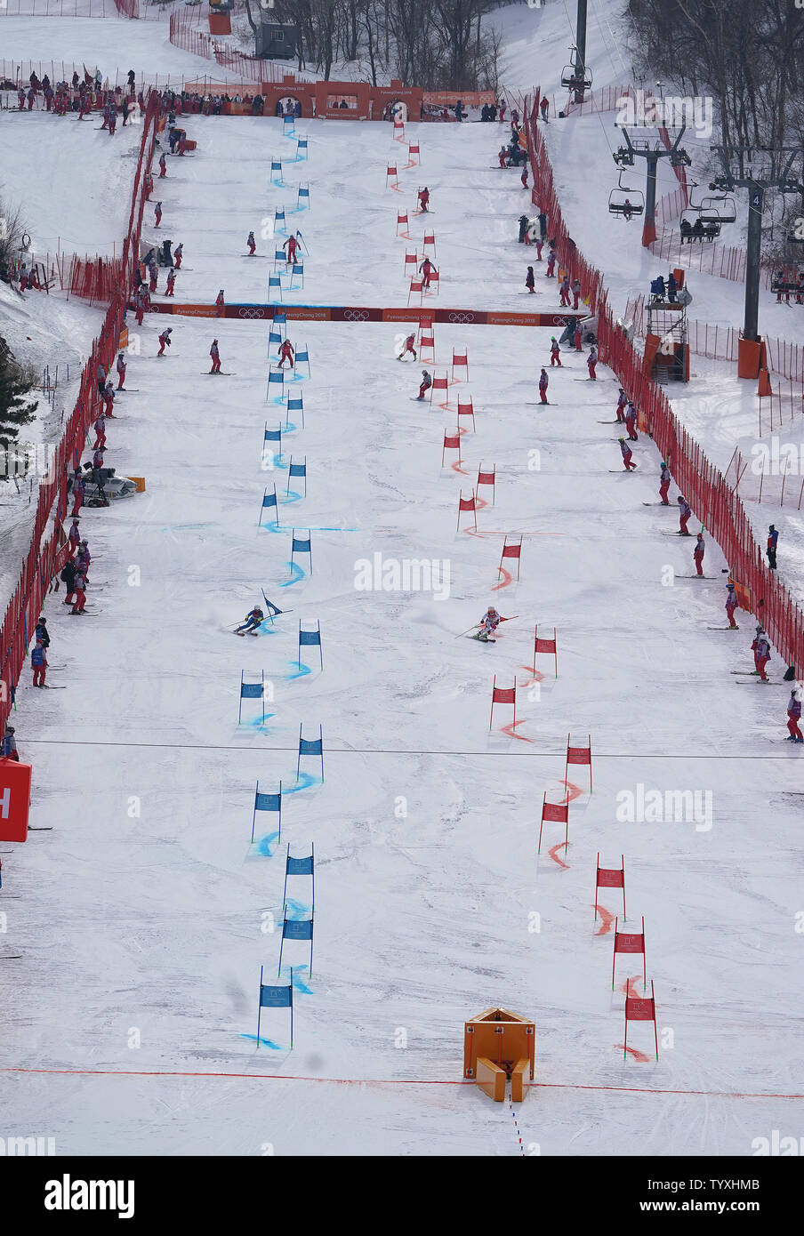 Tschechische Republik (R) Martina Dubovska gegen Chiara Costazza während der Alpine Team Fall konkurrieren auf dem Pyeongchang 2018 Winter Olympics in Pyeongchang, Südkorea, am 24. Februar 2018. Foto von Kevin Dietsch/UPI Stockfoto