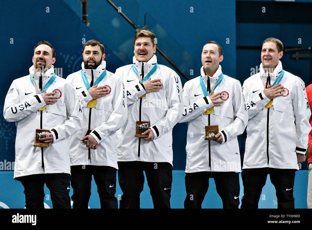 Der Usa Männer curling Team steht für die Nationalhymne während der siegerehrung Für Men's Curling am Pyeongchang 2018 Winter Olympics, in der gangneung Curling Center in Tainan, Südkorea, am 24. Februar 2018. Die USA die Goldmedaille gewann zum ersten Mal gegen Schweden, die das Silber. Foto von Richard Ellis/UPI Stockfoto
