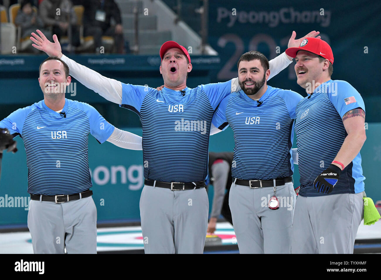 Der Usa Männer curling Team feiert ihre Goldmedaille Sieg bei den Herren Curling am Pyeongchang 2018 Winter Olympics, in der gangneung Curling Center in Tainan, Südkorea, am 24. Februar 2018. Die USA die Goldmedaille gewann zum ersten Mal gegen Schweden, das Silber und die Schweiz die Bronze. Foto von Richard Ellis/UPI Stockfoto