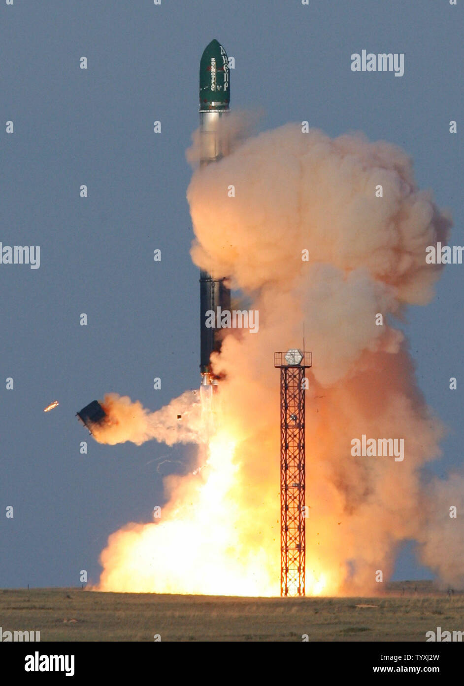 Eine russische ballistische Rakete mit einem amerikanischen Raumsonde