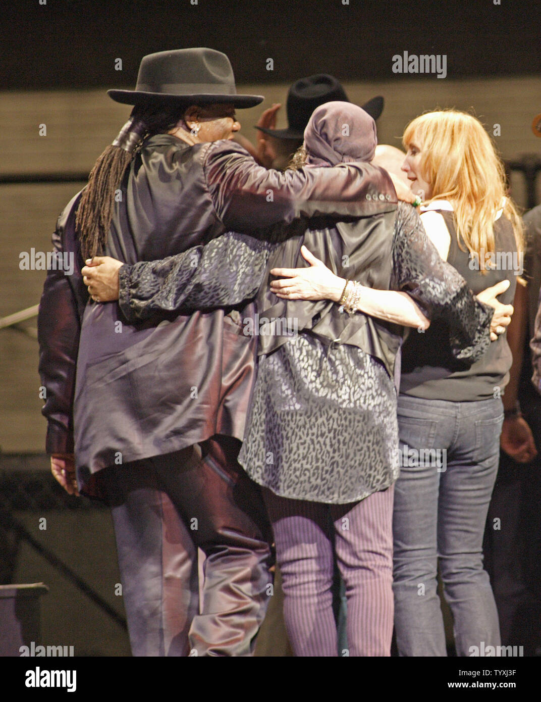 E Street Band Mitglieder Clarence Clemons, Steve Van Zandt und Patti Scialfa teilen eine spannende Phase Hug an der Konzert Ende an der TD Waterhouse Center in Orlando, FL 8. Oktober 2004, Die Abstimmung für den Wandel Konzertreise durch MoveOn PAC organisiert ist 34 Shows in 28 Städten in 9 Presidential Schlachtfeldzuständen über einen Zeitraum von einer Woche. Der Tour unterstützt die Wahl von John Kerry zum Präsidenten. Heute Abend Konzert empfohlene Tracy Chapman, REM, und Bruce Springsteen und die E Street Band mit Special Guest John Fogerty. (UPI Foto/Robert Stolpe) Stockfoto