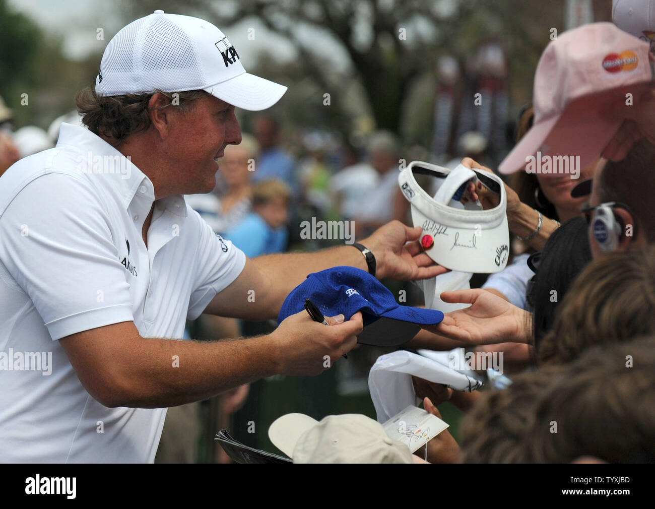 Phil Mickelson Autogramme während der in der zweiten Runde der Arnold Palmer Invitational im Bay Hill Club & Lodge Orlando, Florida am 26. März 2010. UPI/Kevin Dietsch Stockfoto