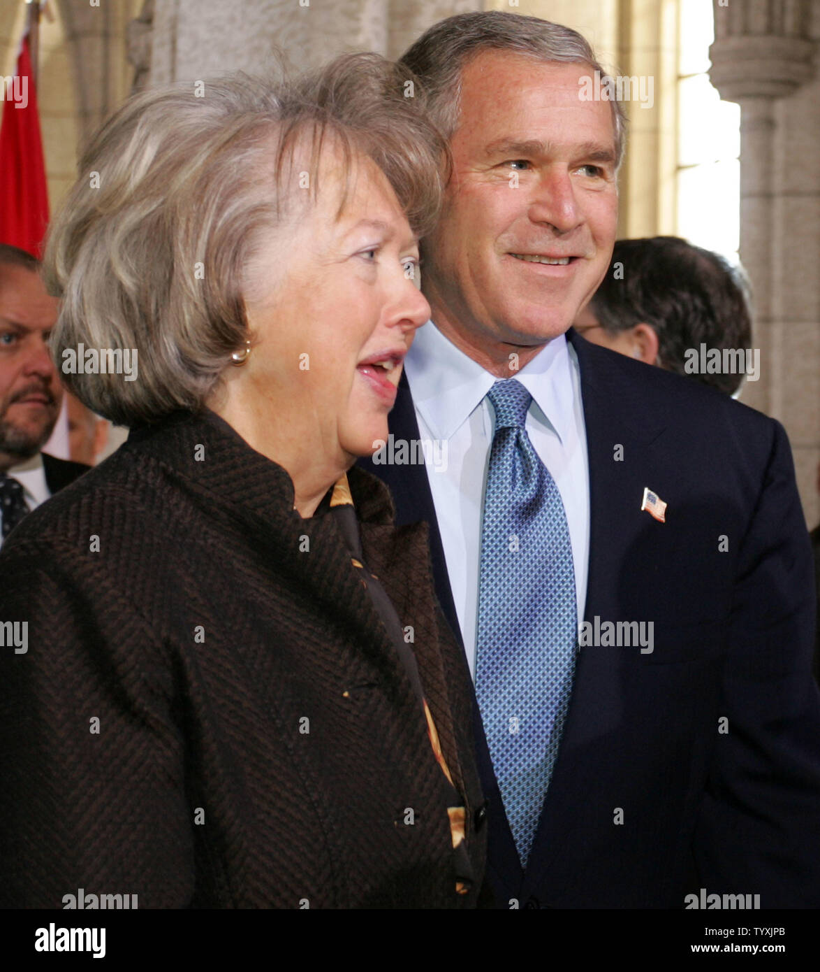 Präsident George W. Bush in das kanadische Parlament in Ottawa mit Premierminister Paul Martin mit seiner Frau Sheila Martin, am 30. November 2004. Dies ist Präsident Bush der erste offizielle Besuch in Kanada. (UPI Foto/Gnade Chiu) Stockfoto