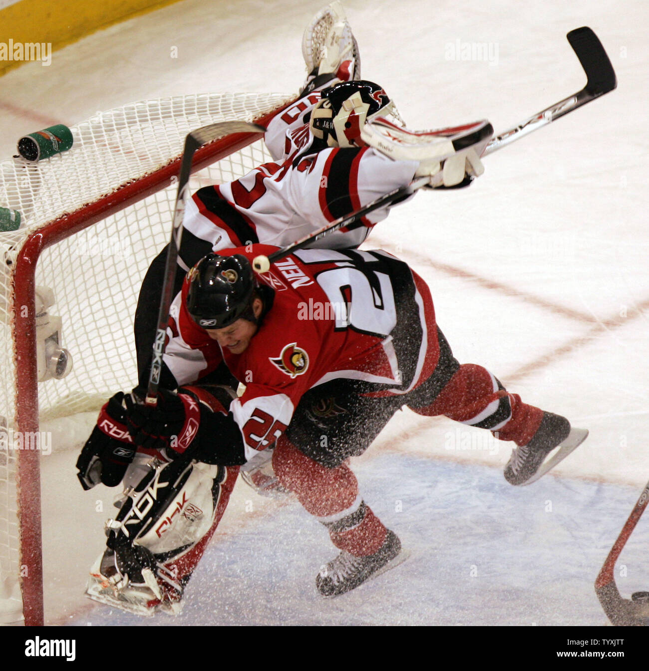 Ottawa Senators Chris Neil(25) Fässer in New Jersey Devils Torwart Martin Brodeur, der während des ersten Anwendungszeitraums der Spiel vier in der Eastern Conference Halbfinale der Stanley Cup in Scotiabank Place in Ottawa am 2. Mai 2007. Neil erwarb eine Reise in die Penalty Box für torwart Interferenzen. (UPI Foto/Gnade Chiu). Stockfoto