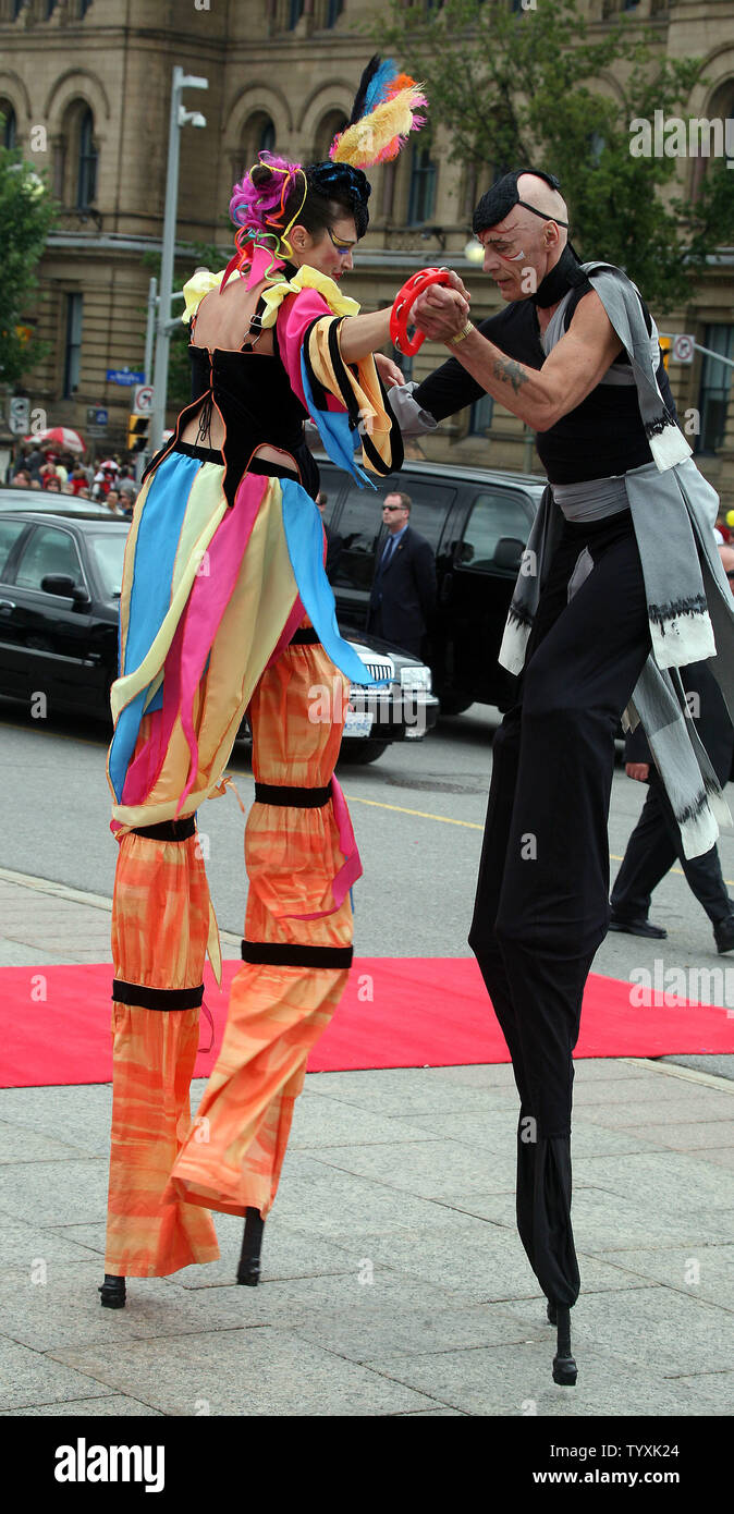 Gestelzt Darsteller aus der nationalen Zirkusschule von Kanada Tanz auf dem Parliament Hill während einer Canada Day Konzert in Ottawa, Kanada, am 1. Juli 2007. Über 200.000 Kanadier, der Hauptstadt strömten in Kanada 140. Geburtstag zu feiern. (UPI Foto/Gnade Chiu). Stockfoto