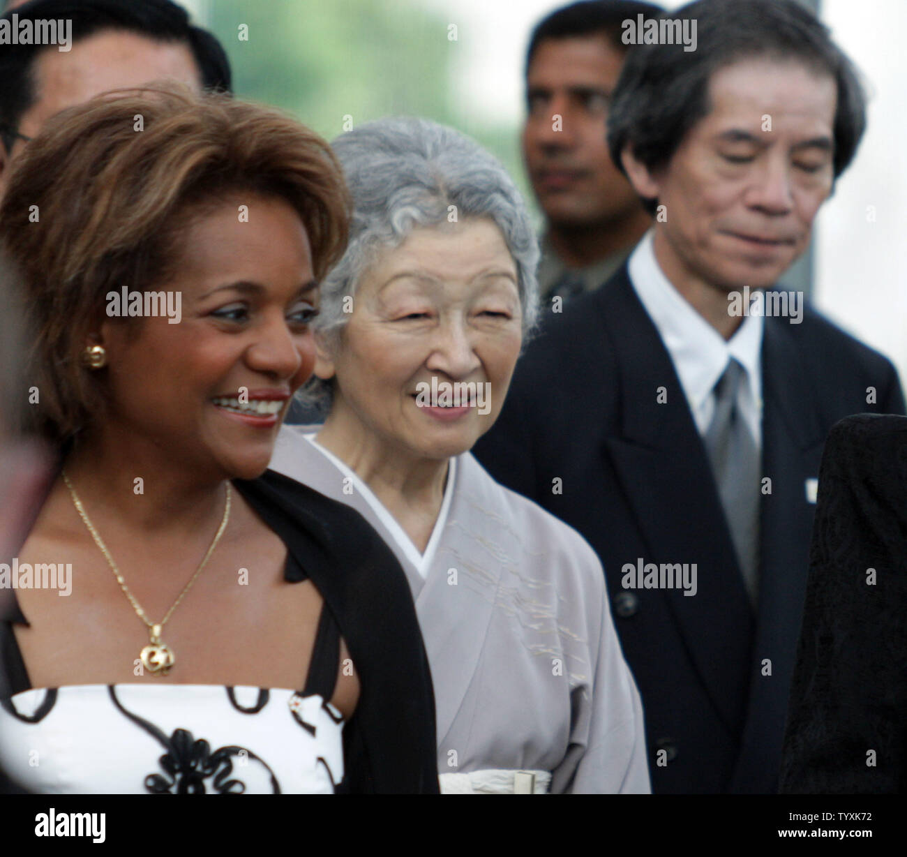 Governor General Michaelle Jean, Kaiserin Michiko und Botschafter von Japan Tsuneo Nishida (rechts) kommen für die Aufnahme in die National Gallery von Kanada in Ottawa am 7. Juli 2009. Das kaiserliche Paar besuchen Kanada den 80. Jahrestag der Aufnahme der diplomatischen Beziehungen zwischen Kanada und Japan zu markieren. (UPI Foto/Gnade Chiu) Stockfoto