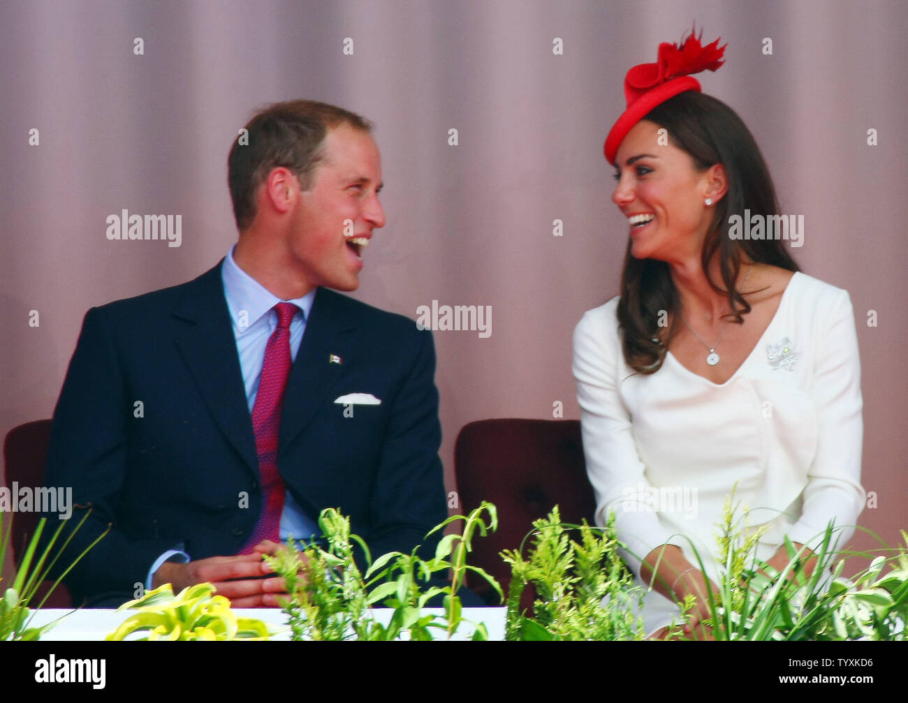 Ihre Königlichen Hoheiten Prinz William und Catherine, der Herzog und die Herzogin von Cambridge feiern Kanada Tag auf dem Parliament Hill in Ottawa am 1. Juli 2011. (UPI Foto/Gnade Chiu) Stockfoto