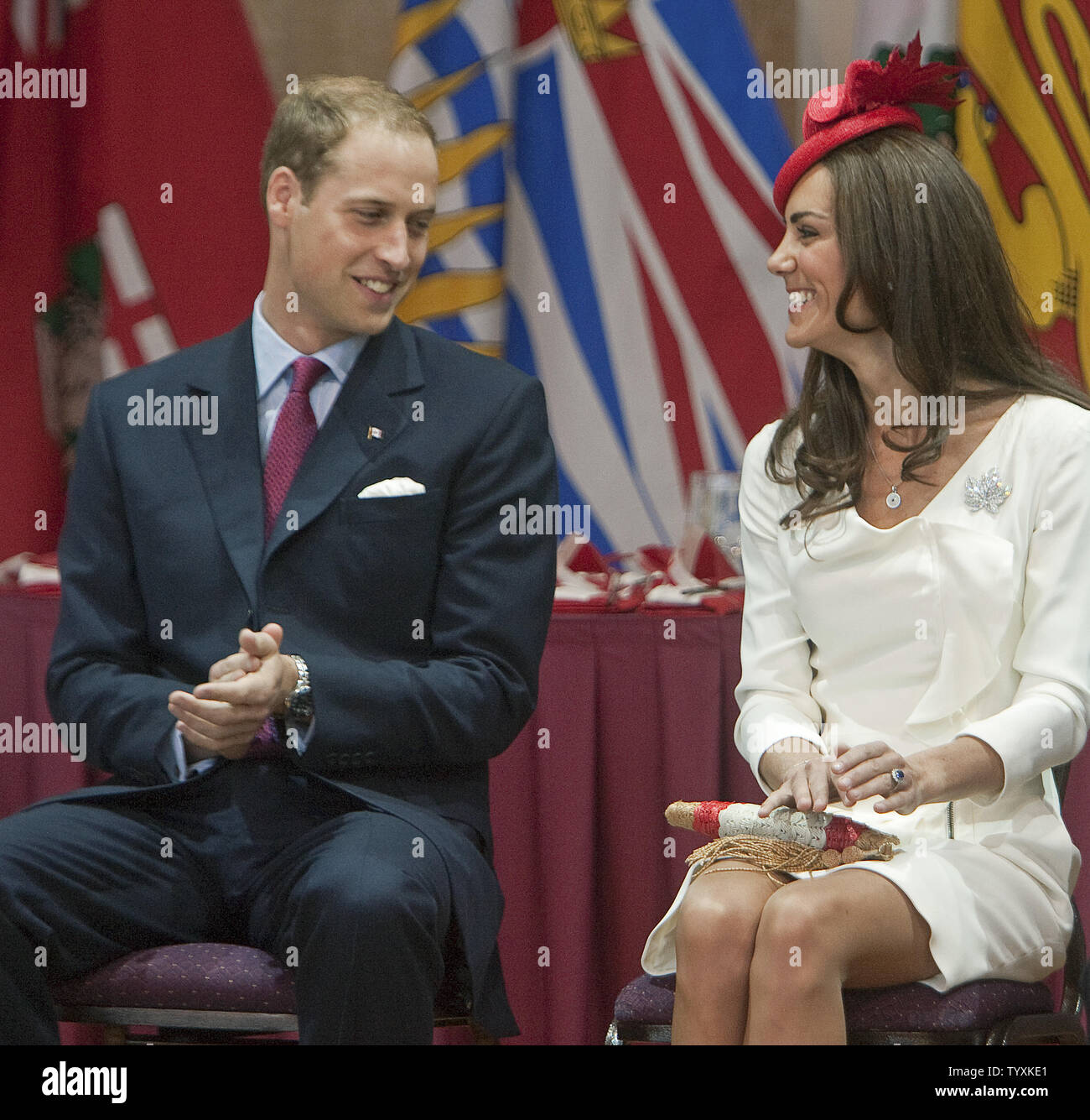 Prinz William und seiner Frau Kate, der Herzog und die Herzogin von Cambridge, lächeln an einander auf der Bühne während der Canada Day Staatsbürgerschaft Zeremonie an das kanadische Museum der Zivilisation in Ottawa, Ontario, 1. Juli 2011. UPI/Heinz Ruckemann Stockfoto