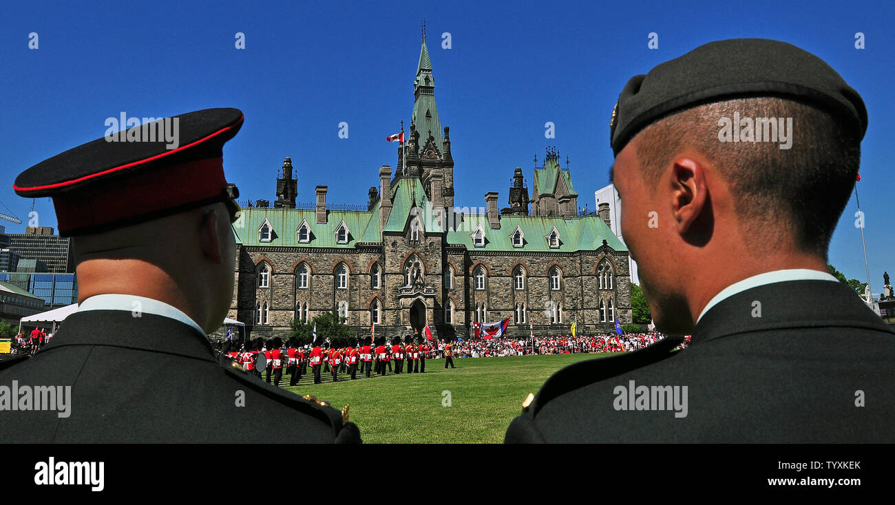 Kanada Tag feiern sind die zeremonielle Wachablösung vor dem Prince William und seiner Frau Prinzessin Catherine's Ankunft auf dem Parliament Hill in Ottawa, Kanada, am 1. Juli 2011. Die britische königliche Paar 9-Tage Tour von Kanada ist Ihre erste offizielle Overseas Assignment zusammen. UPI/Christine Kauen Stockfoto