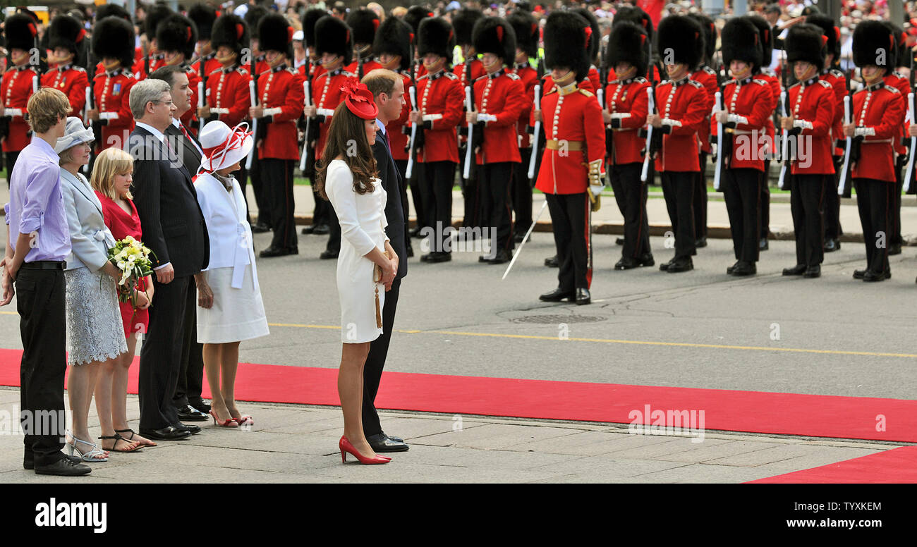 Prinz William und seiner Frau Kate (Mitte, vorne), der kanadische Premierminister Stephen Harper (vierter von links) und seine Familie begleitet, kommen auf dem Parliament Hill für Kanada Tag feiern in Ottawa, Kanada, am 1. Juli 2011. Die britische königliche Paar 9-Tage Tour von Kanada ist Ihre erste offizielle Overseas Assignment zusammen. UPI/Christine Kauen Stockfoto