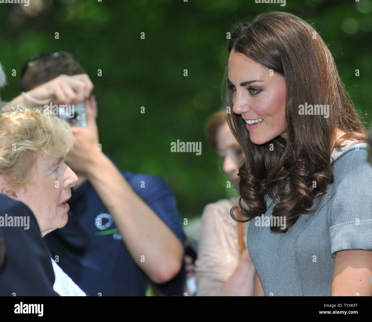 Herzogin von Cambridge Catherine (R) spricht mit Mitgliedern der Volksmenge zusammen, als sie und Prinz William eine Aufforstung Zeremonie am Rideau Hall in Ottawa, Kanada, am 2. Juli 2011 sorgen. Die britische königliche Paar 9-Tage Tour von Kanada ist Ihre erste offizielle Overseas Assignment zusammen. UPI/Christine Kauen Stockfoto