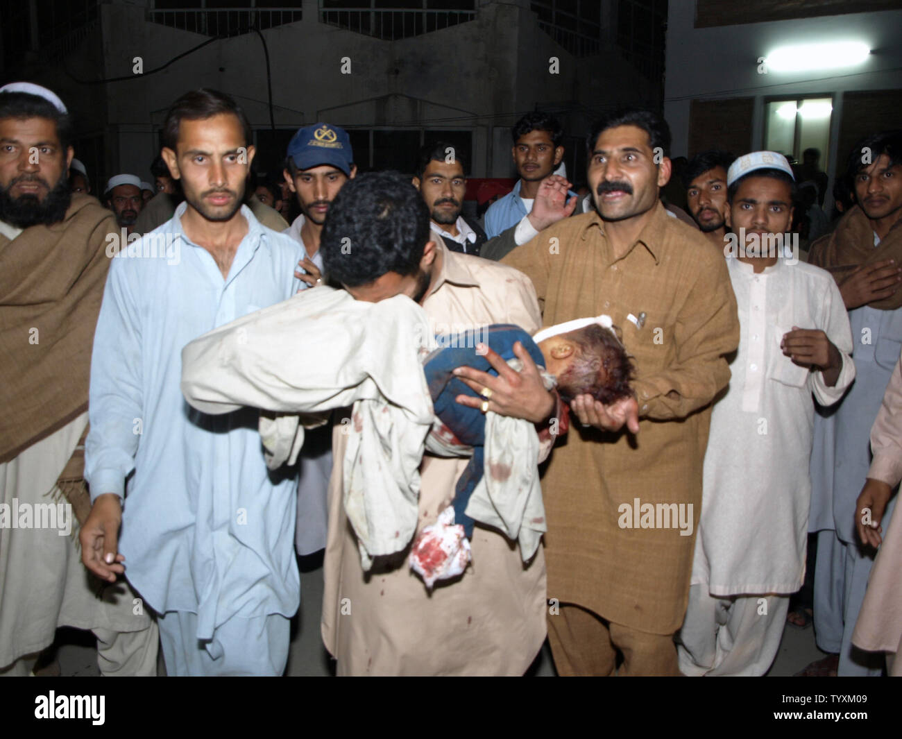 Ein pakistanischer Mann betrauert den Tod seines Sohnes, ein Opfer der Bombardierung ein Auto in Charsadda, Pakistan am 10. November 2009. Die Autobombe explodierte vor einem überfüllten Markt im Nordwesten Pakistans tötet 24 Menschen in dem jüngsten Angriff. UPI/Sajjad Ali Qureshi. Stockfoto
