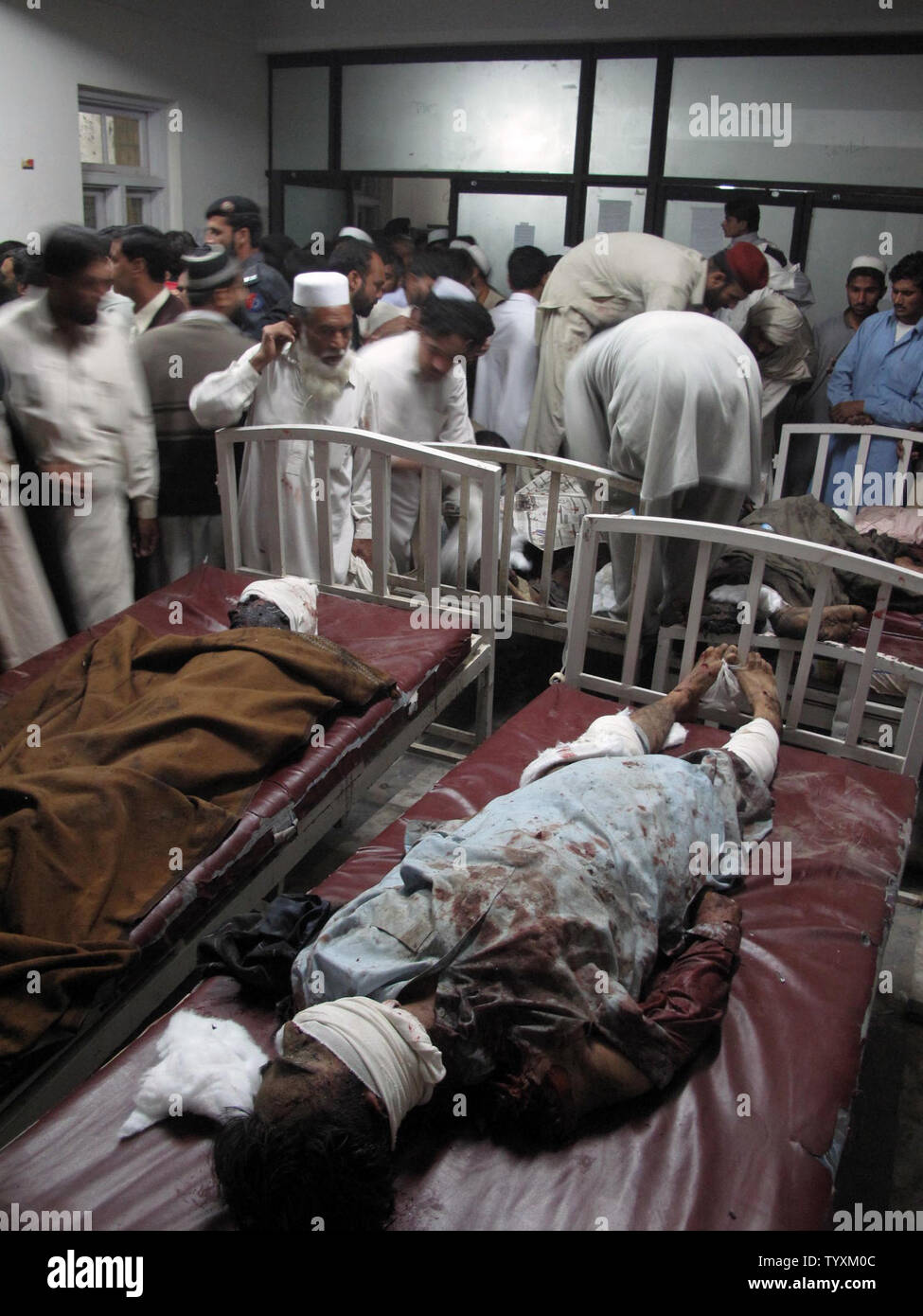 Organe der Opfer der Bombardierung ein Auto in Charsadda, Pakistan sind in einem Krankenhaus am 10. November 2009 identifiziert. Die Autobombe explodierte vor einem überfüllten Markt im Nordwesten Pakistans tötet 24 Menschen in dem jüngsten Angriff. UPI/Sajjad Ali Qureshi Stockfoto