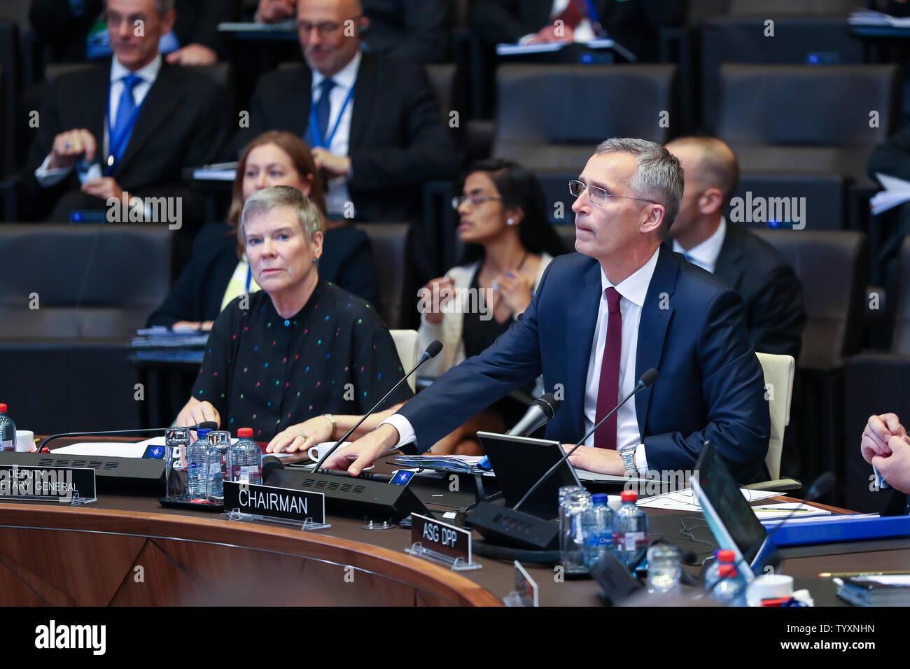 Brüssel, Belgien. 26 Juni, 2019. NATO-Generalsekretär Jens Stoltenberg (R, vorne) besucht eine NATO-Verteidigungsminister treffen im NATO-Hauptquartier in Brüssel, Belgien, am 26. Juni 2019. Die NATO-Verteidigungsminister in Brüssel am Mittwoch, zwei Tage von Gesprächen über die wichtigsten Herausforderungen für die Sicherheit zu beginnen. Credit: Zhang Cheng/Xinhua/Alamy leben Nachrichten Stockfoto