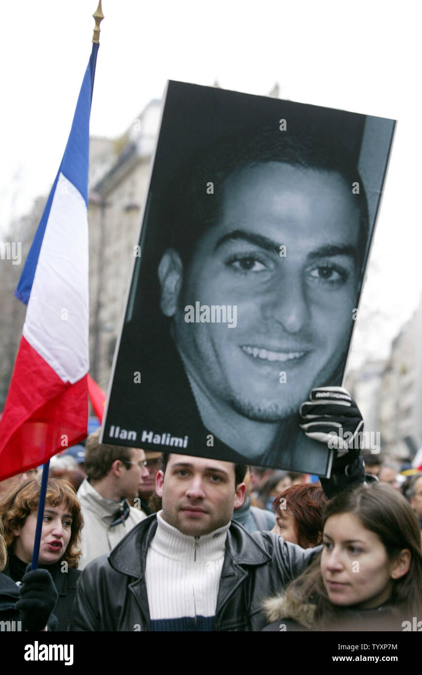 Eine Jugend hält ein riesiges Bild von Ilan Halimi als weiteres der nationalen Flagge während einer März in seiner Hommage und gegen Rassismus und Antisemitismus in Paris vom 26. Februar 2006 hält. Halimi, 23, war Kidnaped und bis zum Tod in einem Verbrechen französischen Behörden gefoltert Sagen wurde zum Teil durch die motivierten Antisemitismus. (UPI Foto/Maya Vidon) Stockfoto