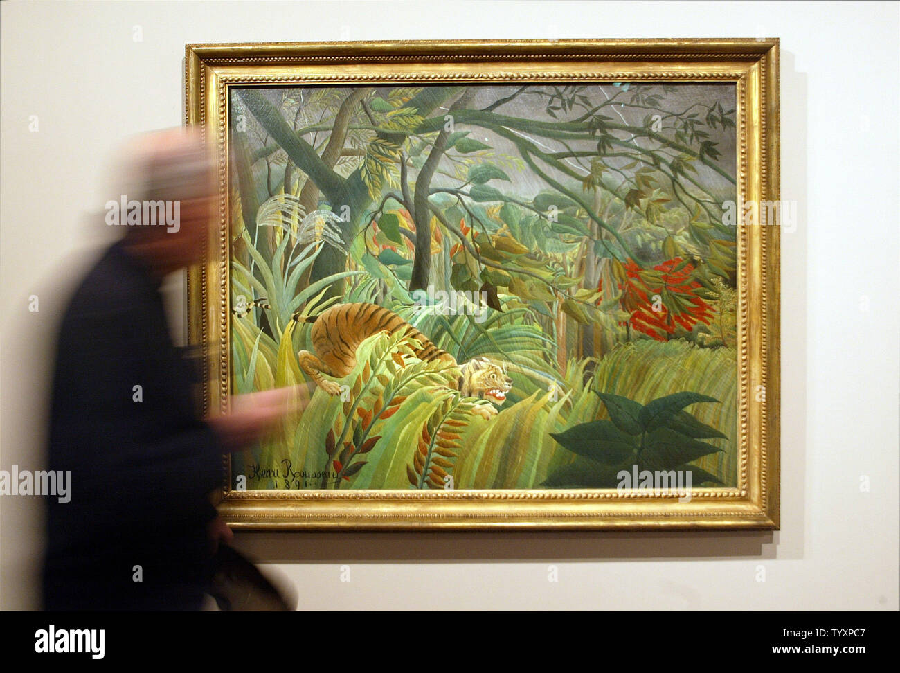 Ein Mann der Vergangenheit urpris" in 1891 (überrascht) des Französischen naiven Malers Henri Rousseau "Le Douanier" am Vorabend der Eröffnung der "Dschungel von Paris' Show im Grand Palais in Paris, 14. März 2006 gestrichen. Die Ausstellung ist bis zum 19. Juni dann nach Washington reisen für einen Juli 16 Einweihung laufen zu lassen. (UPI Foto/Maya Vidon) Stockfoto