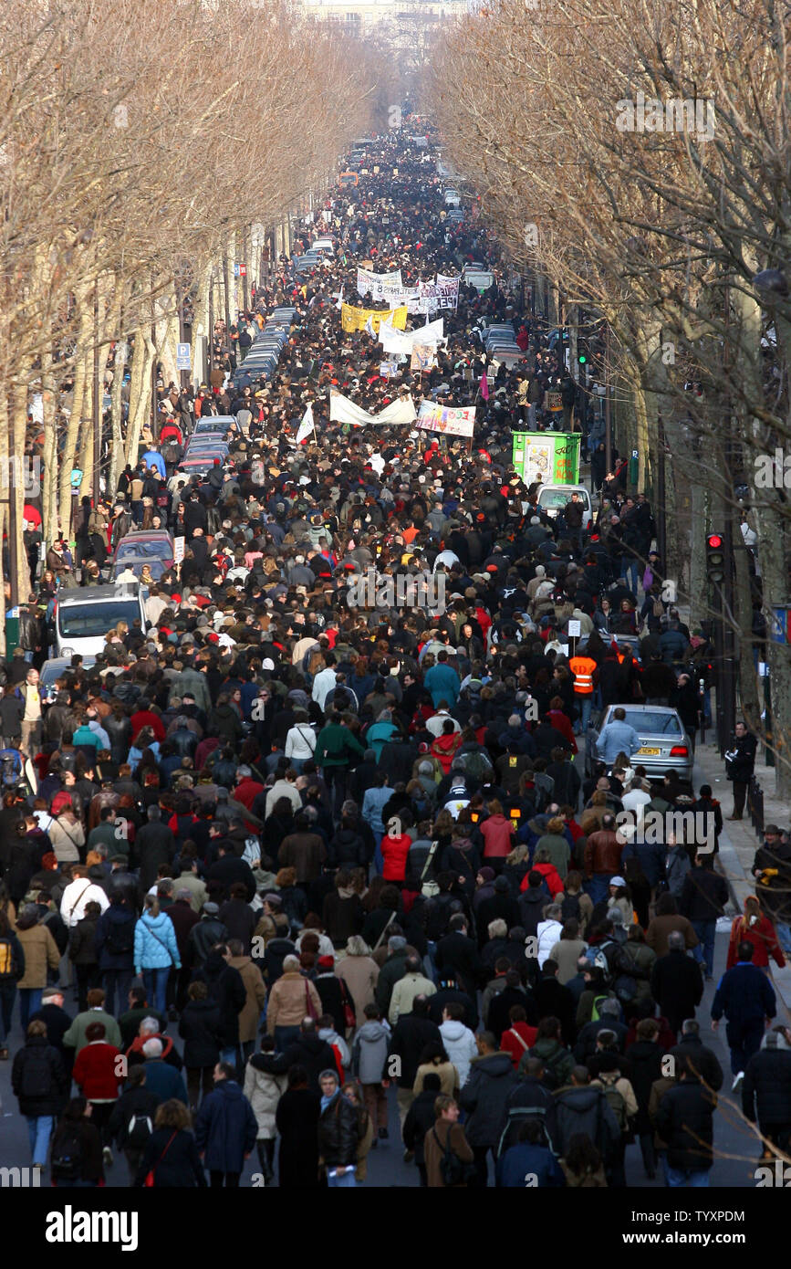 Demonstranten März entlang einer der wichtigsten Straßen der Hauptstadt während einer Demonstration in Paris, 18. März 2006. Rund 400.000 Demonstranten auf die Strasse die Umsetzung der Erstanstellungsvertrag (CPE) für Leute unter 26 Was bedeutet bin Arbeitsvertrag kann ohne Angabe von Gründen innerhalb der ersten zwei Jahre beendet werden, zu protestieren. (UPI Foto/Eco Clement) Stockfoto