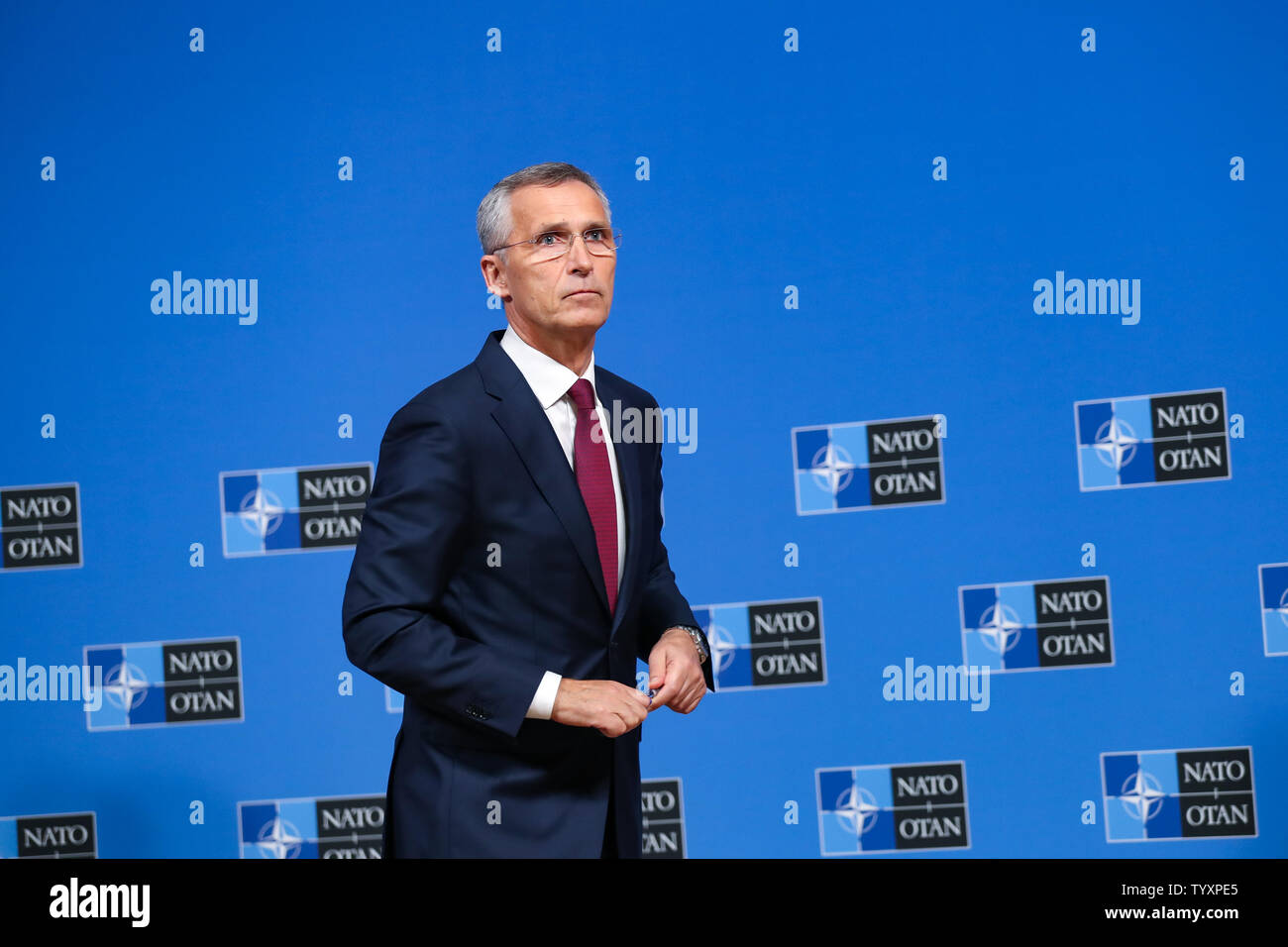 Brüssel, Belgien. 26 Juni, 2019. NATO-Generalsekretär Jens Stoltenberg nimmt an einer Pressekonferenz während eines NATO-Verteidigungsminister treffen im NATO-Hauptquartier in Brüssel, Belgien, am 26. Juni 2019. Die NATO-Verteidigungsminister in Brüssel am Mittwoch, zwei Tage von Gesprächen über die wichtigsten Herausforderungen für die Sicherheit zu beginnen. Credit: Zhang Cheng/Xinhua/Alamy leben Nachrichten Stockfoto