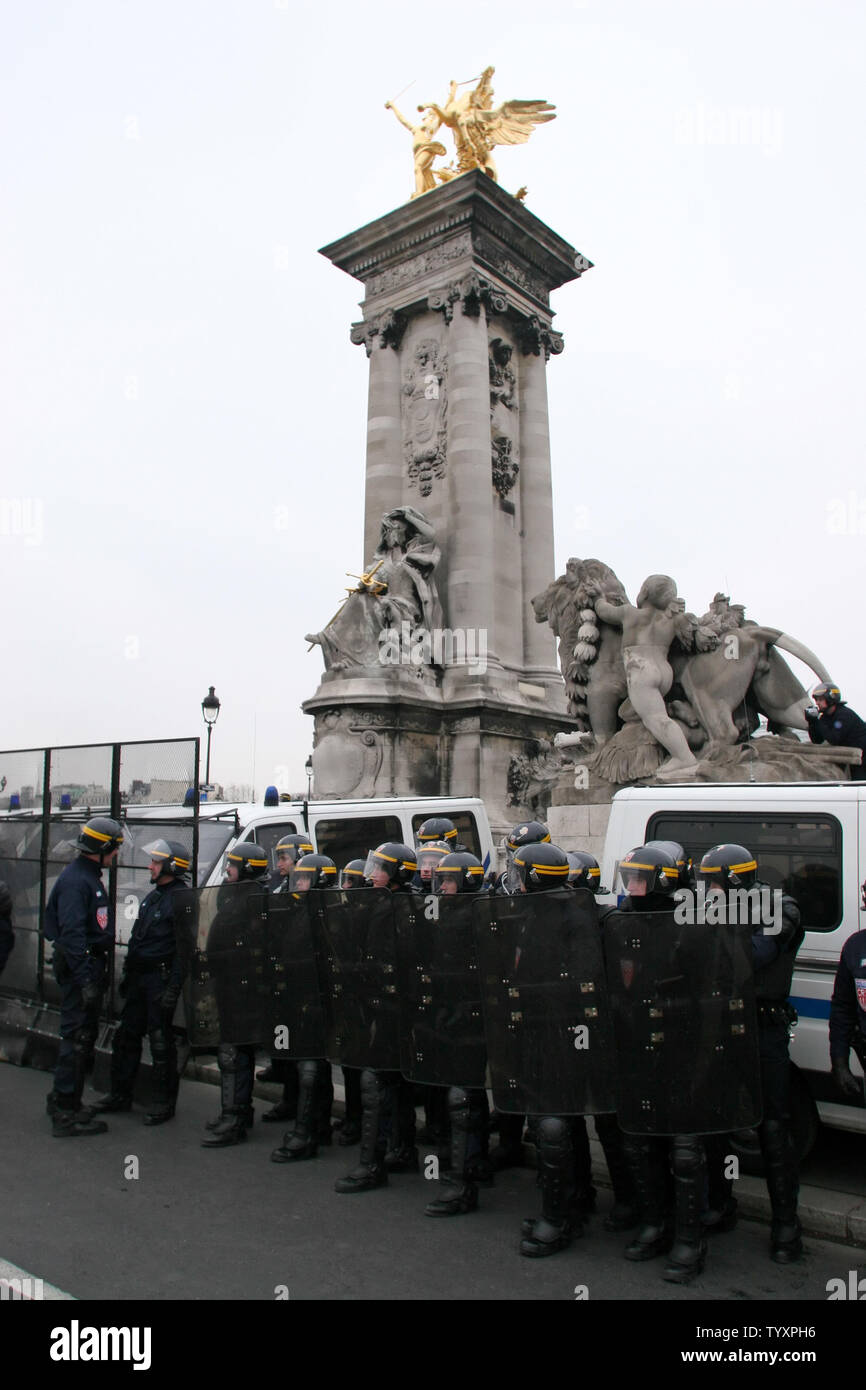 Polizei Muster mit Demonstranten nach einer 20.000 Mann starken Schüler Demonstration gegen den ersten Auftrag oder Vertrag oder CPE, in Paris Donnerstag, 23. März 2006 zu kollidieren. Randalierer Autos in Brand gesteckt und zerstört die öffentliche und private Eigenschaften als sie zogen der Rampage auf der Place des Invalides. (UPI Foto/William Alix) Stockfoto