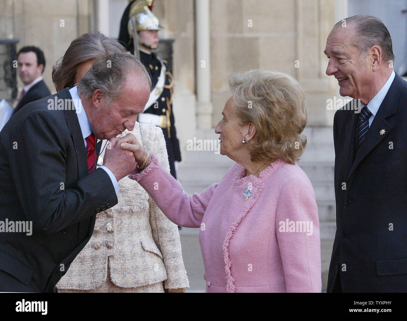 Der französische Präsident Jacques Chirac (R) als der spanische König Juan Carlos (L) küsst seine Frau, Bernadette, auf die Hand vor dem Verlassen des Elysee Palace in Paris, 27. März 2006. Juan Carlos ist auf seinem dritten Besuch in Frankreich während seiner drei-zehn Jahren Regierungszeit. (UPI Foto/Maya Vidon) Stockfoto