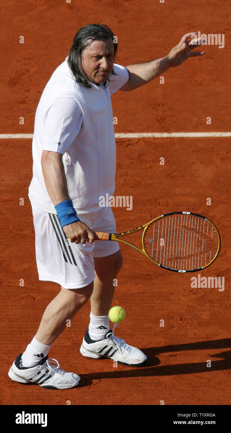Tennis großer Ilie Nastase hits eine Rückhand während seiner Legenden über  45 bei den French Open in Roland Garros in Paris am 7. Juni 2006 überein.  Nastase gepaart mit den argentinischen Jose-Luis