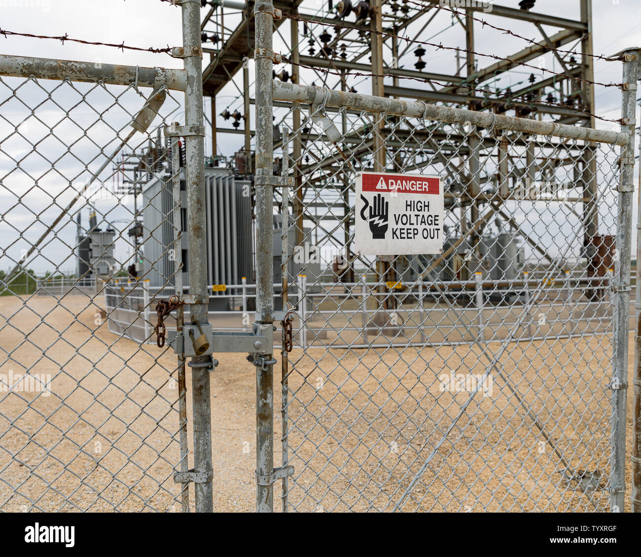 Hohe Spannung Warnzeichen zeigt Stromschlaggefahr Umgebung eine Unterstation mit Strom versorgt Stockfoto