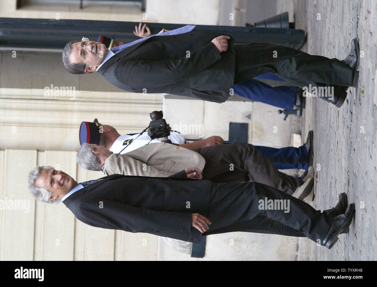 Der französische Premier Dominique de Villepin (L) Spaziergänge italienische Ratspräsident Romano Prodi vor dem Tor des Hotel Matignon in Paris, 13. Juni 2006, am Ende der Sitzung. (UPI Foto/Eco Clement) Stockfoto