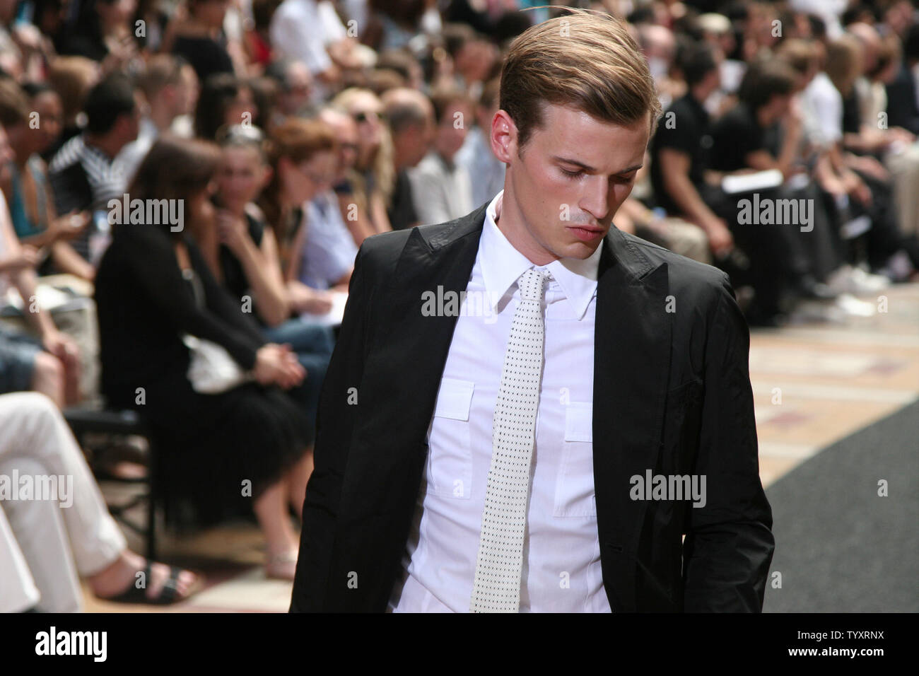 Ein Modell Sport eine Schöpfung der französischen Designerin Sonia Rykiel als Teil der Männer Frühling/Sommer Kollektion 2007 in Paris, 30. Juni 2006. (UPI Foto/William Alix) Stockfoto