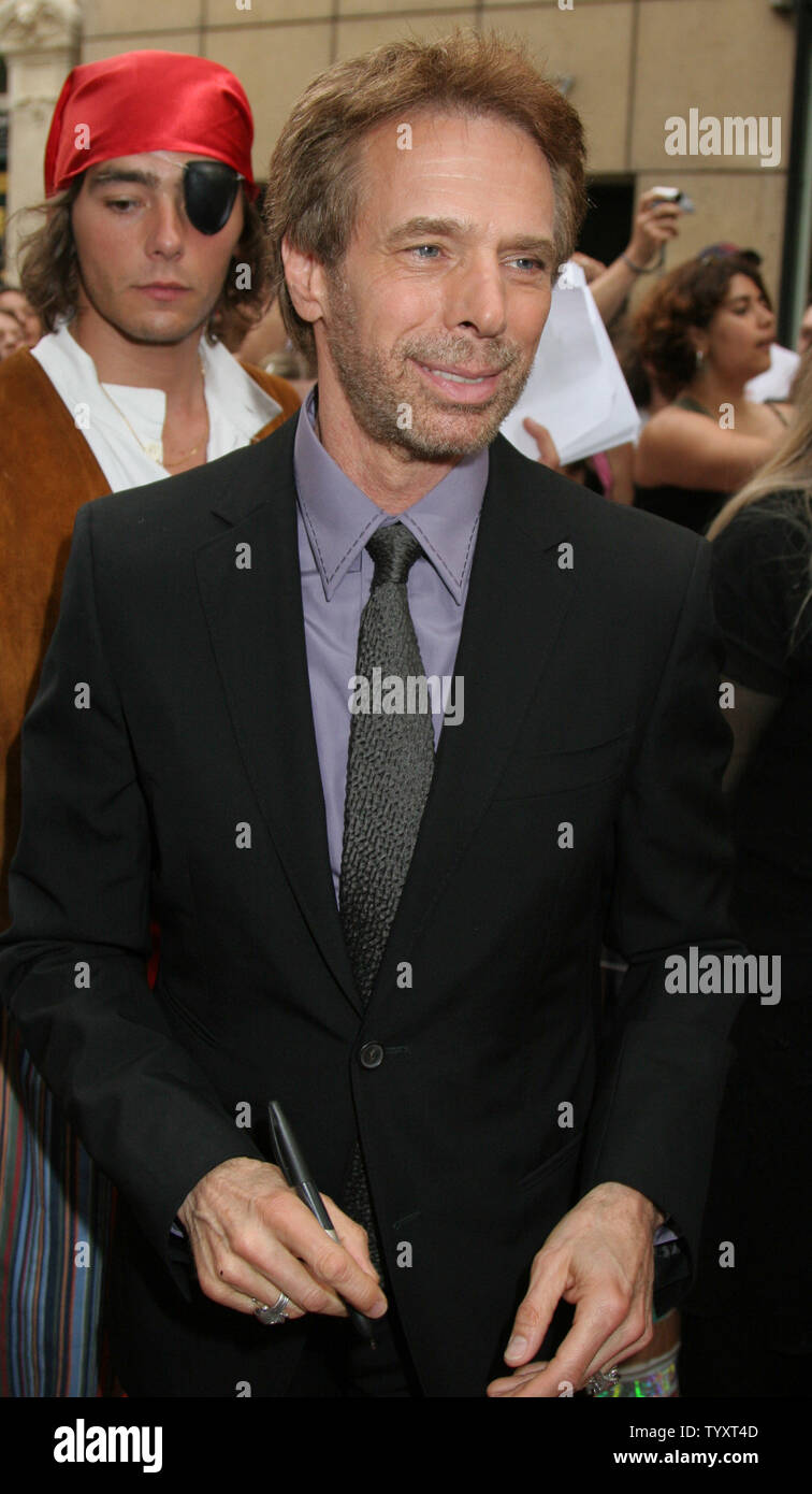 Produzent Jerry Bruckheimer kommt auf dem roten Teppich zur Premiere des Films "Fluch der Karibik: Dead Man's Chest,' entlang der Champs-Elysees in Paris, Frankreich am 6. Juli 2006. (UPI Foto/Lazlo Fitz) Stockfoto