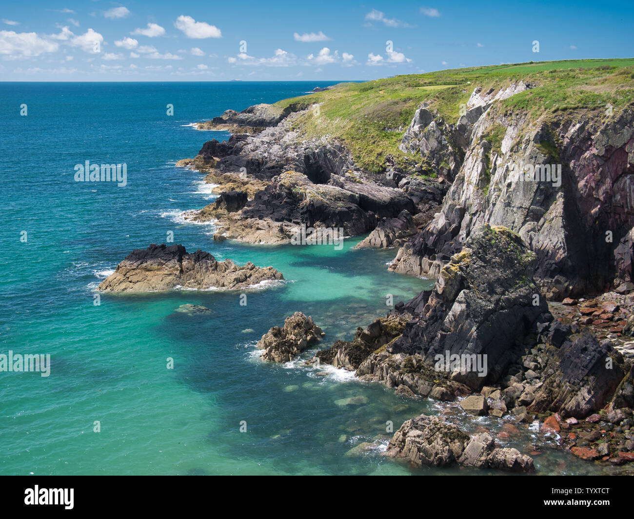 Steilküsten in Pembrokeshire, South Wales, UK, als von der Küste weg gesehen Stockfoto