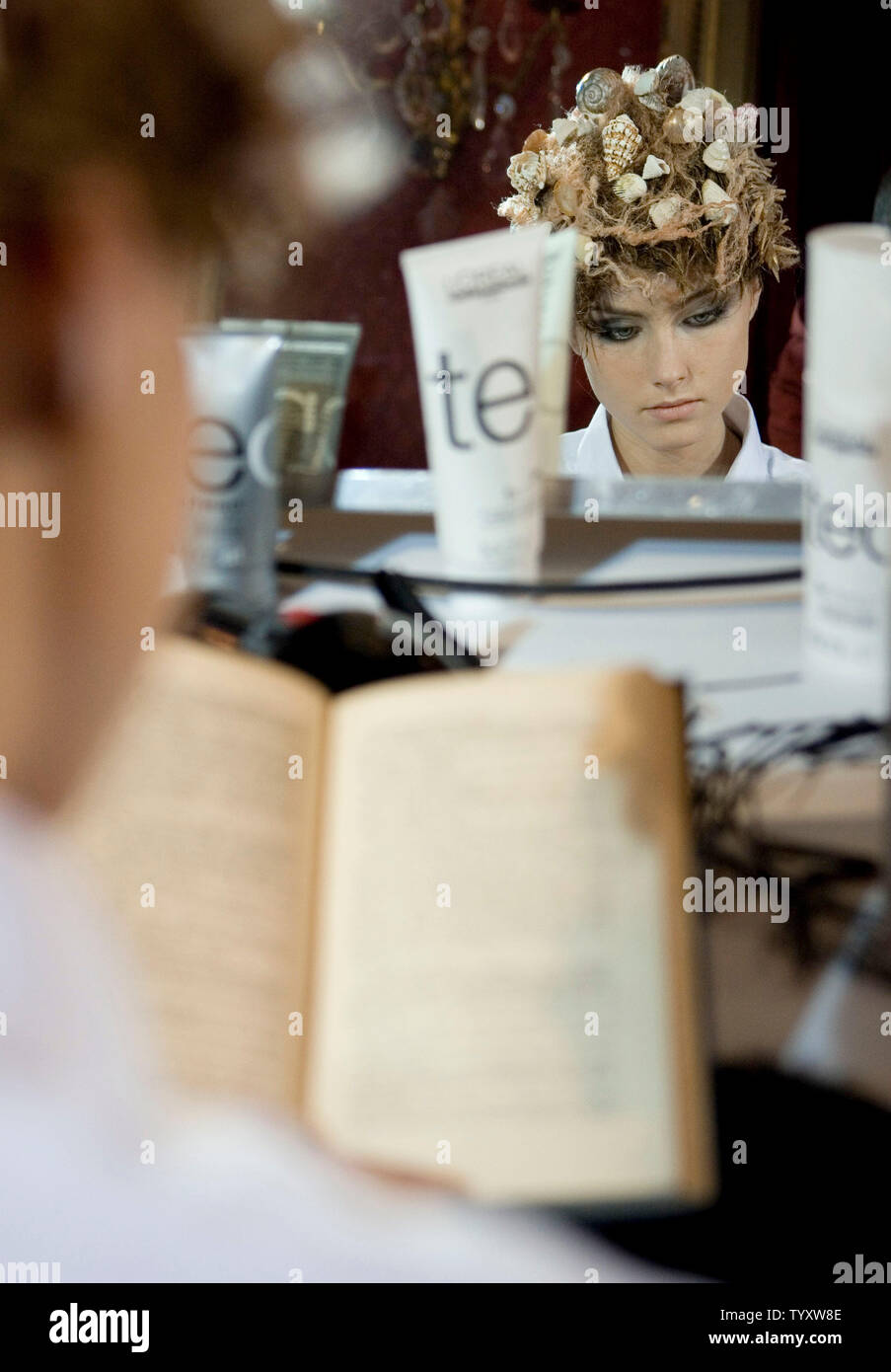 Modelle vorbereiten backstage vor dem Franck Sorbier Frühjahr/Sommer 2007 Haute Couture Kollektion Präsentation in Paris am 24. Januar 2007. (UPI Foto/William Alix) Stockfoto