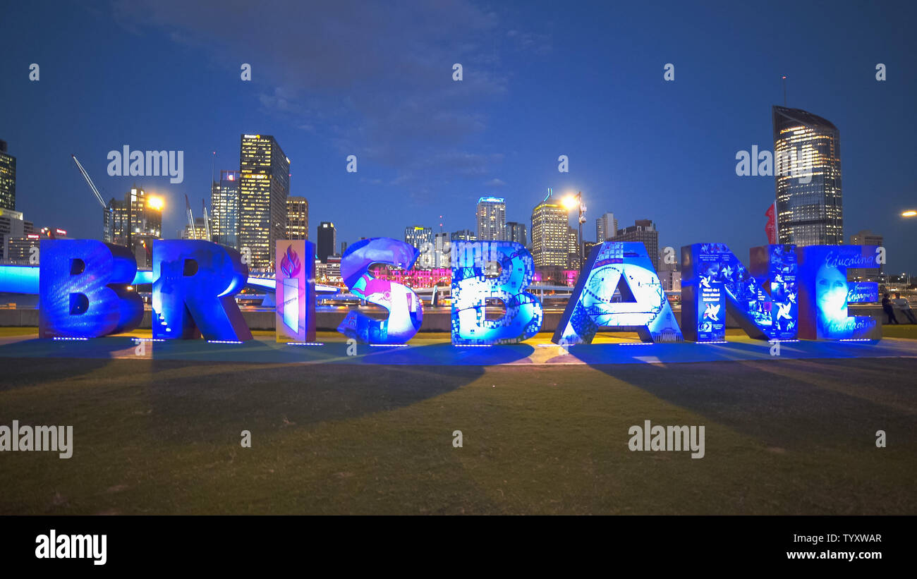 BRISBANE, Australien - März 7, 2017: Night Shot der großen Brisbane Buchstaben Farben ändern Stockfoto