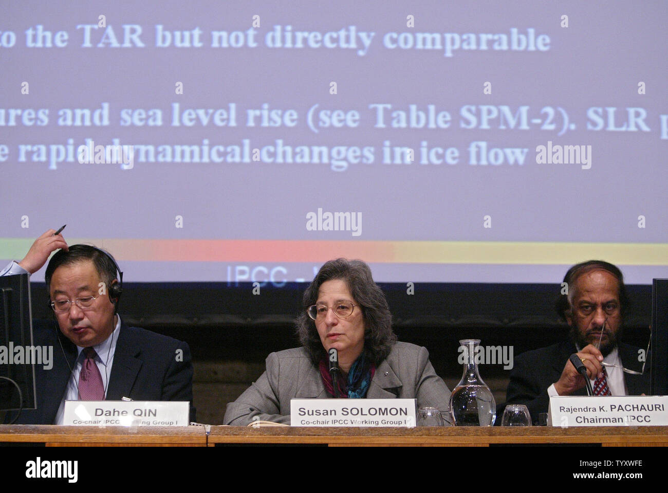 Der Vorsitzende des Intergovernmental Panel on Climate Change Working Group I (IPCC WGI), Susan Solomon, spricht mit Journalisten während einer Pressekonferenz bei der UNESCO in Paris, 2. Februar 2007, IPCC WGI Co-chair Dahe Qin (L) und der IPCC-Vorsitzende Rajendra Pachauri auf. Die UN-Panel seinen stärksten Warnung noch, dass menschliche Aktivitäten sind Heizung der Planet, den Druck auf die Regierungen mehr tun, um im Kampf gegen die globale Erwärmung beschleunigen. (UPI Foto/Eco Clement) Stockfoto