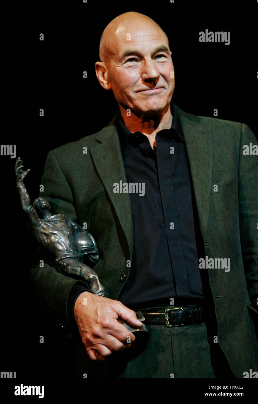 Der britische Schauspieler Patrick Stewart hält den Life Achievement Award während der Jules Verne Abenteuer Film Festival im Grand Rex Theater in Paris am 21. April 2007 (UPI Foto/David Silpa) Stockfoto