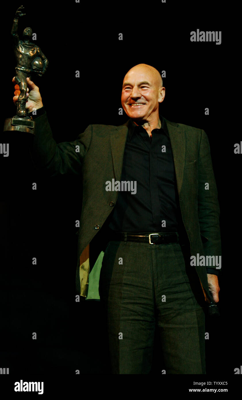 Der britische Schauspieler Patrick Stewart hält die Life Achievement Award während der Jules Verne Abenteuer Film Festival im Grand Rex Theater in Paris am 21. April 2007 (UPI Foto/David Silpa) Stockfoto