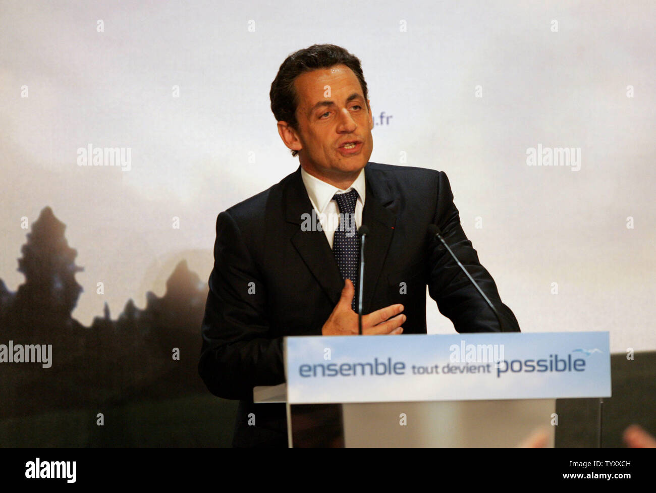 Konservativen Präsidentschaftskandidaten Nicolas Sarkozy spricht Anhänger nach der Bekanntgabe der Ergebnisse der ersten Runde der Wahlen in Paris, den 22. April 2007. Ein dramatischer Anstieg der französischen Wähler hungrig für Veränderungen am Sonntag fegte rightwinger Nicolas Sarkozy und sozialistische Segolene Royal in der Stichwahl für die Präsidentschaft. (UPI Foto/Eco Clement) Stockfoto