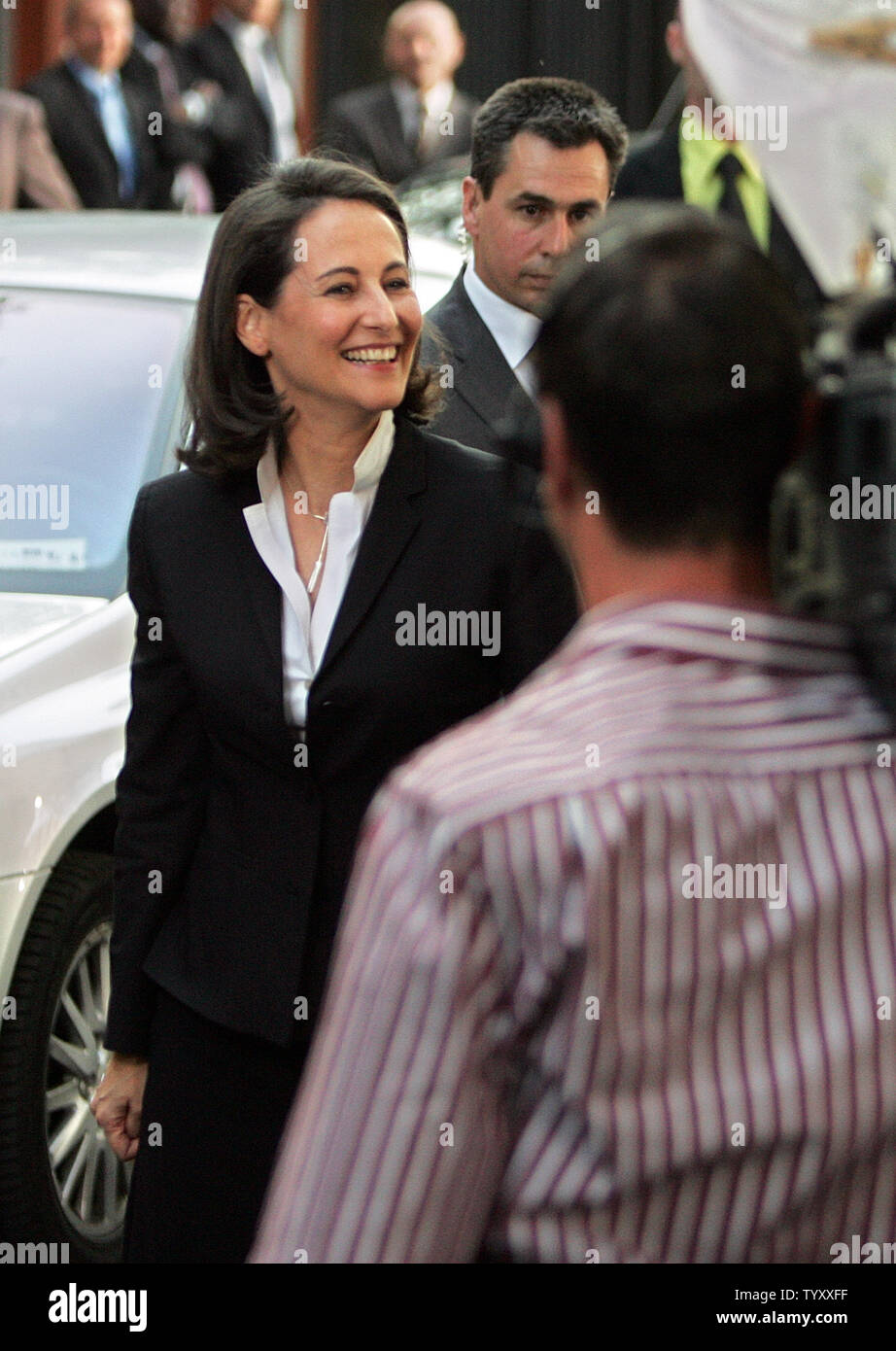 Sozialistische Präsidentschaftskandidatin Ségolène Royal kommt an ein Studio in Boulogne Billancourt, in der Nähe von Paris, in einer TV-Debatte mit Ihrem rechten beteiligen - Flügel Rivalen Nicolas Sarkozy am 2. Mai 2007. Sarkozy und Royal für einen anstrengenden zweistündigen Debatte der Schlüssel Showdown im französischen Präsidentschaftswahlkampf werden ausgerichtet. (UPI Foto/Eco Clement) Stockfoto