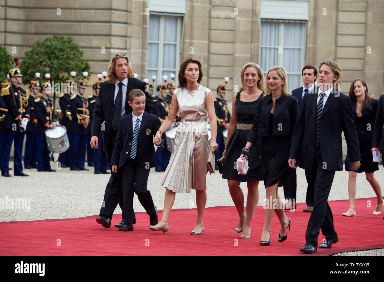 Neue französische Präsident Nicolas Sarkozy's Familie kommt an der Elysee Palace in Paris am 16. Mai 2007. Nicolas Sarkozy sein Amt als neuer Präsident von Frankreich am Mittwoch, Abschied winkend auf ausgehende Führer Jacques Chirac und vielversprechende schnell und entschlossen zu bewegen, die Nation auf eine neue Ära zu rüsten. Von links sind: seinem Sohn Jean Sarkozy, Präsident, der Frau Cecilia Sarkozy die Hand ihres Sohnes Louis Holding, zweite Straße links, und seiner Tochter Judith Martin, 4. links, handelt es sich um Schritt-Tochter Jeanne-Marie und sein Sohn Pierre. (UPI Foto/William Alix) Stockfoto