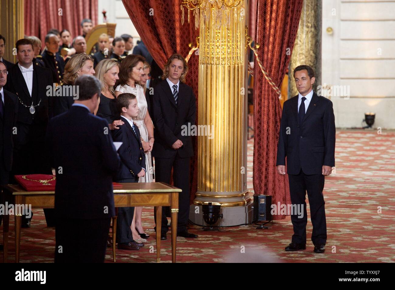 Frankreichs neuer Präsident Nicolas Sarkozy (R) bei der Übergabe mit dem früheren Präsidenten Jacques Chirac, im Elysee-palast in Paris, 16. Mai 2007. Von links, Nicolas Sarkozys Sohn Jean, seine Schritt-Töchter judith Martin und Jeanne-Marie Martin, seinen Sohn Louis Sarkozy, seine Frau Cecilia Sarkozy und sein Sohn Pierre Sarkozy hören. (UPI Foto/William Alix) Stockfoto