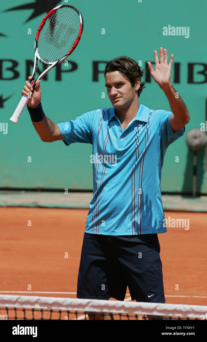 Schweizer Roger Federer wirft seine Arme in den Sieg, nachdem er seine erste Runde gegen Michael Russell der uns bei den French Open in Roland Garros, in der Nähe von Paris am 29. Mai 2007. Federer gewann 6-4, 6-2, 6-4. (UPI Foto/Eco Clement) Stockfoto
