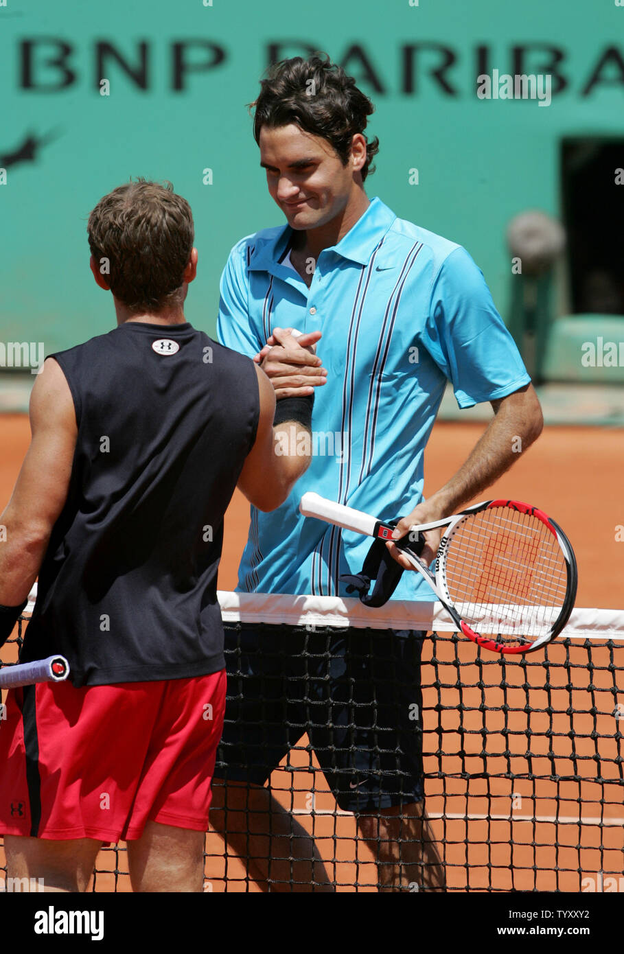 Schweizer Roger Federer rüttelt Hände mit Michael Russell der uns am Ende der ersten Runde bei den French Open in Roland Garros, in der Nähe von Paris am 29. Mai 2007. Federer gewann 6-4, 6-2, 6-4. (UPI Foto/Eco Clement) Stockfoto