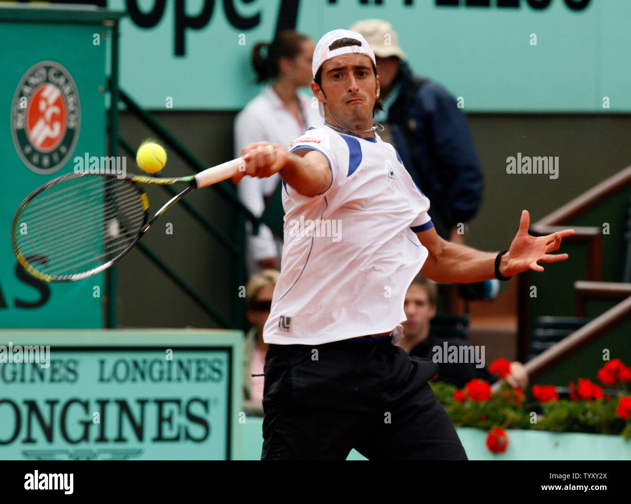 Italiener Potito Starace gibt die Kugel während seiner dritten Runde gegen den Schweizer Roger Federer bei den French Open in Roland Garros, in der Nähe von Paris am 1. Juni 2007. Federer gewann 6-2 6-3 6-0. (UPI Foto/Eco Clement) Stockfoto