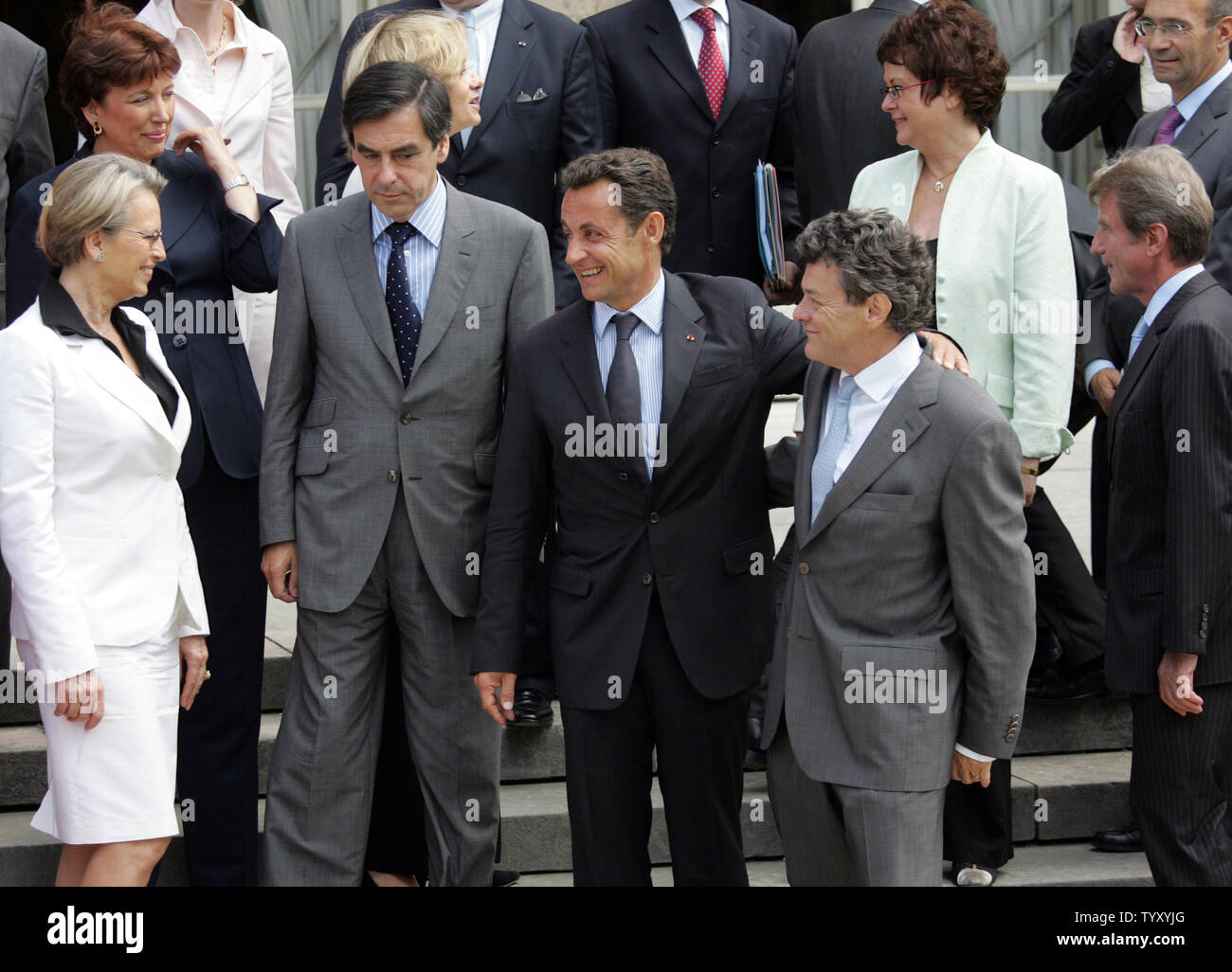 Der französische Präsident Nicolas Sarkozy (C) hält den neu ernannten Umweltminister Jean-Louis Borloo, als er Chats mit Innenminister Michele Alliot-Marie (L), Jugend und Sport Minister Roselyne Bachelot-Narquin (L) und Premier Francois Fillon (2 l), wie er sich vorbereitet für eine Familie mit Mitgliedern der neuen Regierung Körper im Elysee-palast in Paris, 20. Juni 2007 zu stellen, nach ihrer ersten Kabinettssitzung. Andere sind Außenminister Bernard Kouchner (R) und Junior Minister für Umwelt Nathalie Kosciusko-Morizet (2R). (UPI Foto/Eco Clement) Stockfoto